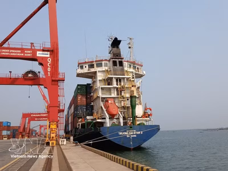 Un buque de carga opera en el puerto internacional de Chu Lai. (Foto: VNA)
