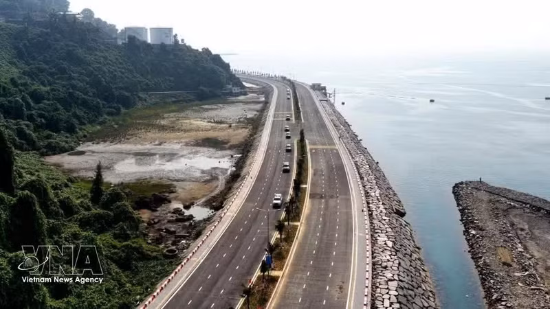 La carretera costera que conecta con el puerto de Lien Chieu, cuya construcción inició en septiembre de 2023, ya está terminada y cuenta con casi 3 kilómetros de longitud, 30 metros de ancho y seis carriles. (Foto: VNA)