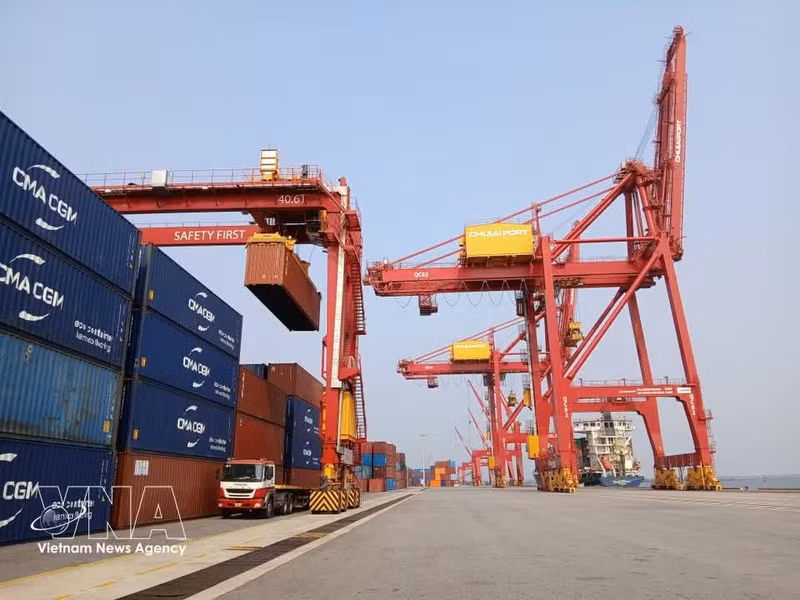 Un muelle de 50.000 toneladas en el puerto internacional de Chu Lai está totalmente equipado con modernas instalaciones, lo que permite una rápida gestión de la carga. (Foto: VNA)