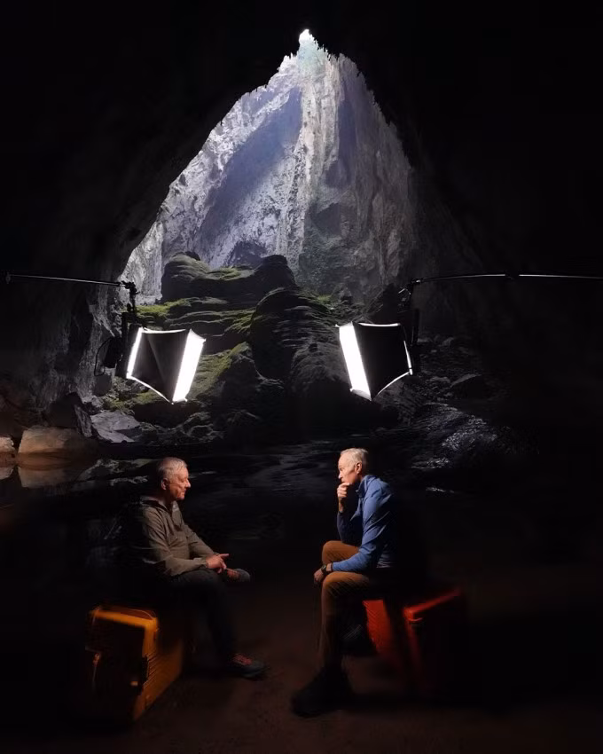 Howard Limbert y Scott Pelley durante el rodaje del programa 60 Minutes de CBS en la cueva de Son Doong. (Foto: CBS)