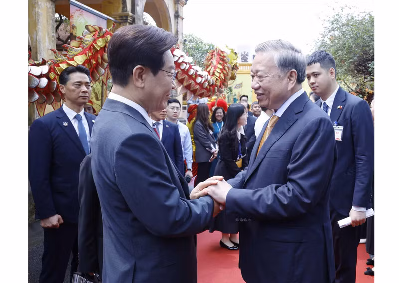 El secretario general del Partido Comunista y presidente de Vietnam, To Lam (derecha), se despide del presidente de Corea del Sur, Lee Jae Myung. (Foto: VNA)