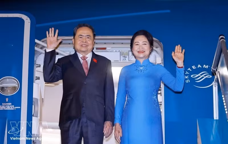 El presidente de la Asamblea Nacional, Tran Thanh Man, y su esposa parten de Hanói para asistir a la 152.ª Asamblea de la Unión Interparlamentaria (UIP-152) en Estambul, Turquía. (Foto: VNA)