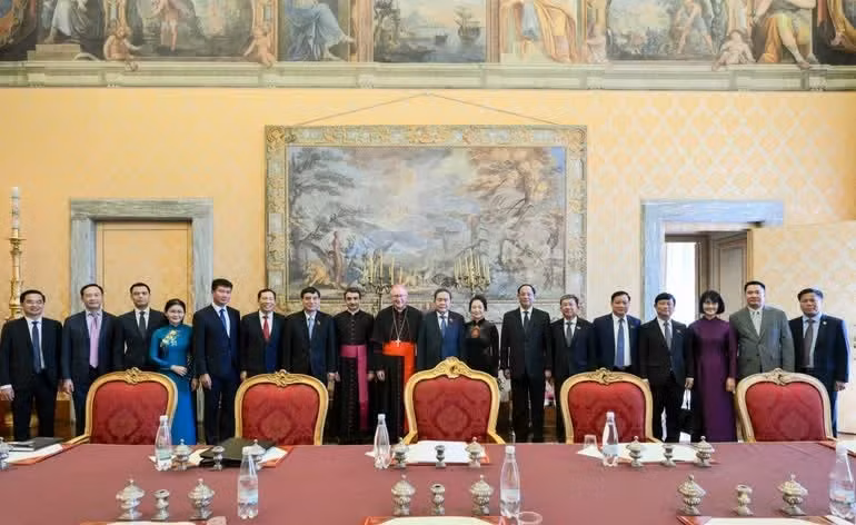 El presidente de la ANV, Tran Thanh Man, y su esposa, junto con el Secretario de Estado de la Santa Sede, el cardenal Pietro Parolin, y la delegación, posan para una foto de grupo.