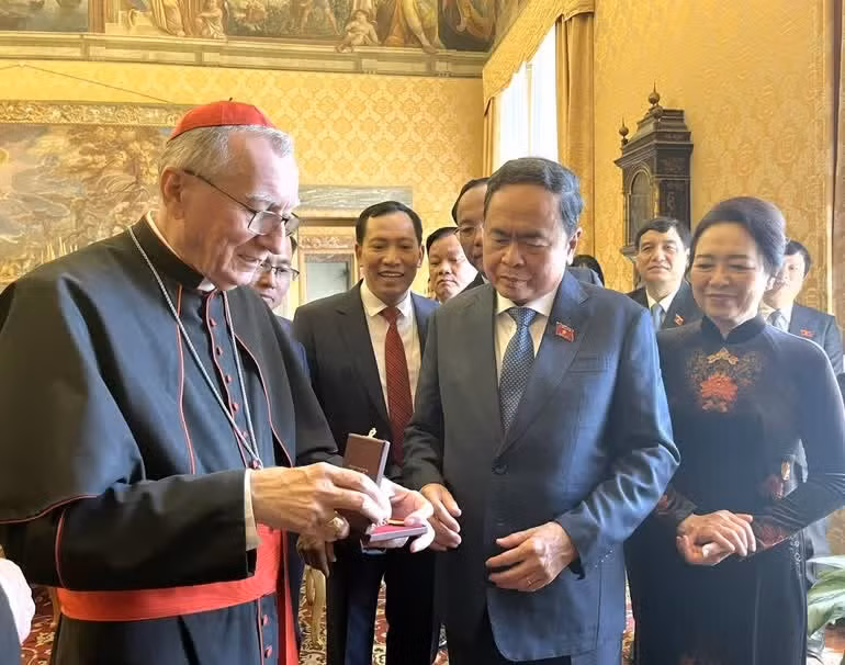 El presidente de la ANV, Tran Thanh Man, y su esposa, junto con el Secretario de Estado de la Santa Sede, el cardenal Pietro Parolin, realizan el intercambio de obsequios.