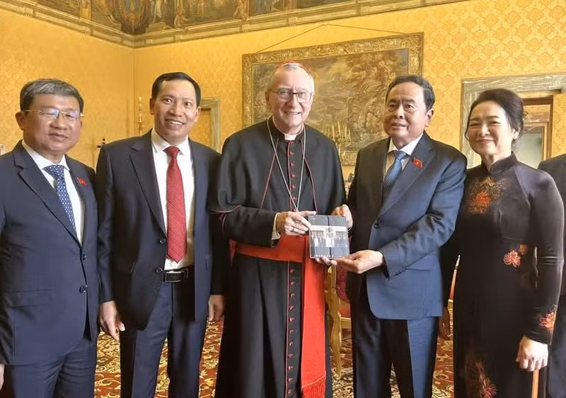El presidente de la ANV, Tran Thanh Man, y su esposa posan para una foto de recuerdo con el Secretario de Estado de la Santa Sede, el cardenal Pietro Parolin, y realizan el intercambio de obsequios. (Foto: VNA)