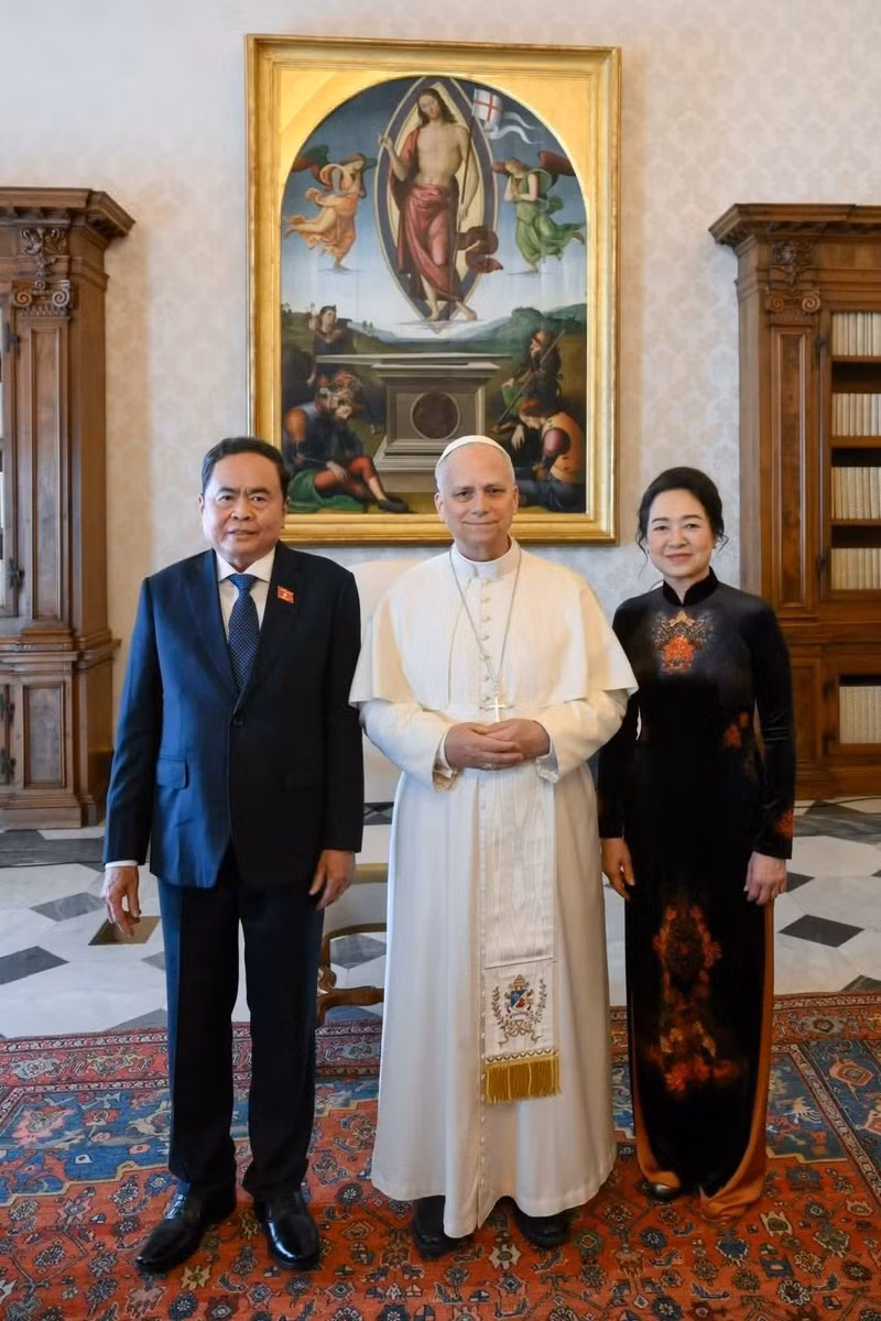 Tran Thanh Man, su esposa y el Papa León XIV posan para una foto de recuerdo.