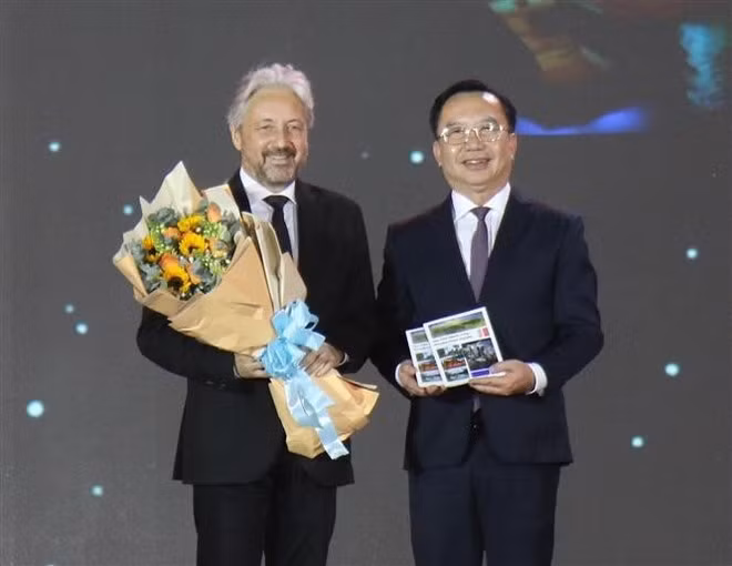 En la ceremonia de presentación del manual "Ciudad Ho Chi Minh - Destino de Producción Cinematográfica". (Foto: VNA)