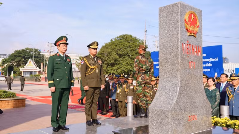 El ministro de Defensa de Vietnam, general Phan Van Giang, y el viceprimer ministro y titular de Defensa de Camboya, general Tea Seiha, en el marcador fronterizo 171. (Foto: VNA)