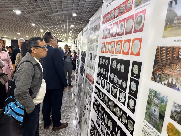 Los delegados visitan la exhibición sobre los nuevos hallazgos arqueológicos de 2025.