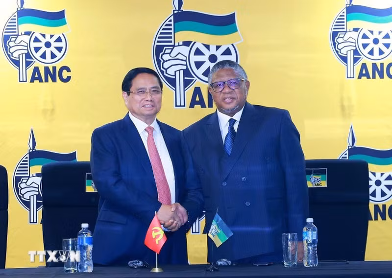 El primer ministro Pham Minh Chinh (izquierda) y el secretario general del Congreso Nacional Africano, Fikile Mbalula. (Foto: VNA)