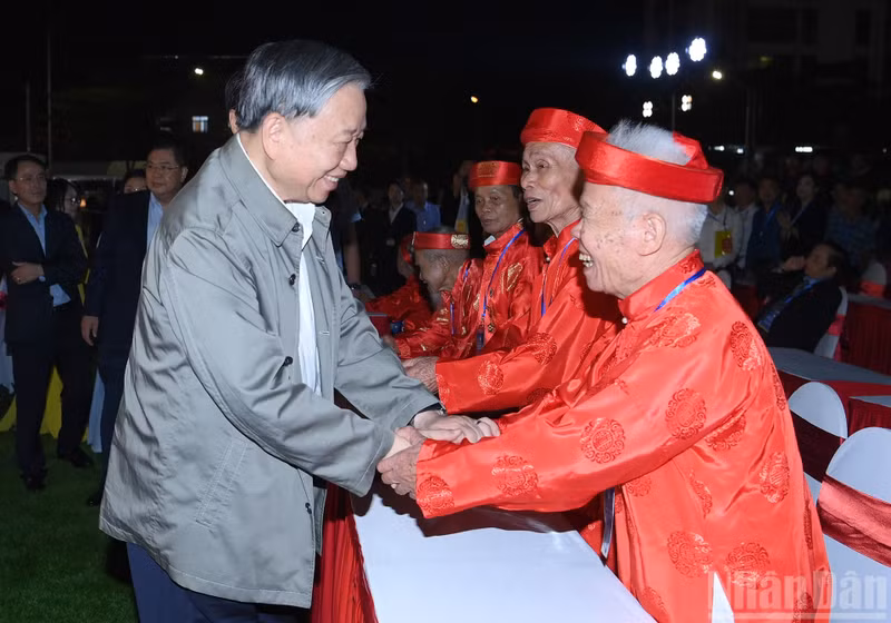El secretario general To Lam saluda a los ancianos del barrio durante el festival.