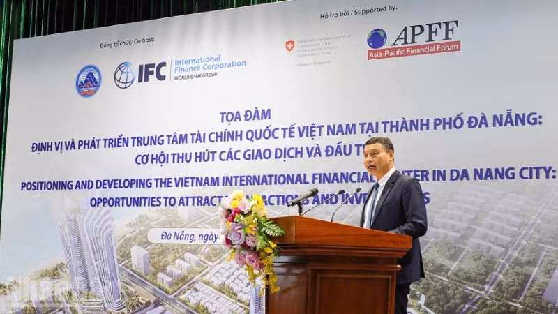 El vicepresidente permanente del Comité Popular de Da Nang, Ho Ky Minh, pronuncia el discurso de apertura.