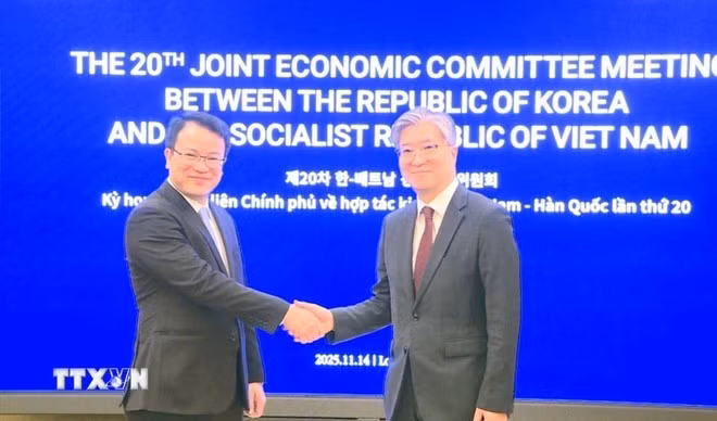 El viceministro de Finanzas de Vietnam, Tran Quoc Phuong, (izquierda) y el subtitular de Relaciones Exteriores de Corea del Sur, Kim Hee Sang. (Foto: VNA)