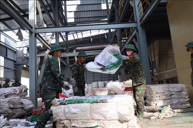 El primer ministro Pham Minh Chinh exhorta a priorizar la restauración de la producción y los negocios, así como la estabilización de la vida de la población tras los daños causados por tormentas e inundaciones. (Foto: VNA)
