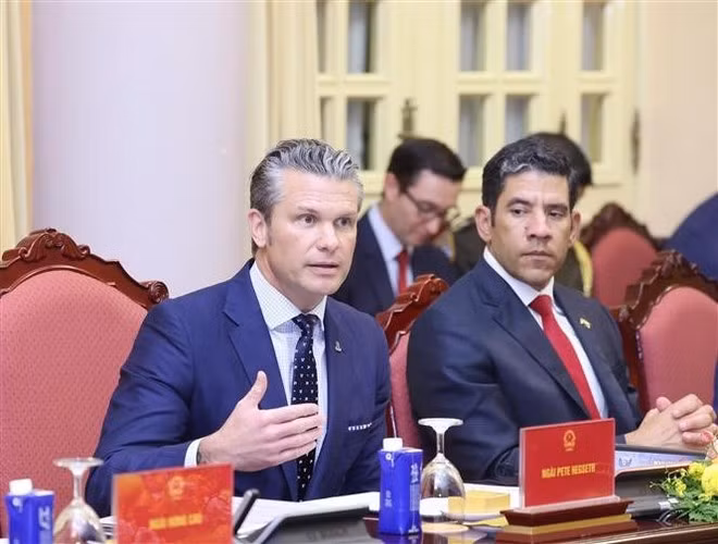 El secretario de Guerra de Estados Unidos, Pete Hegseth, habla en la reunión. (Foto: VNA)