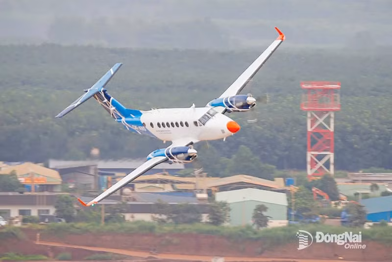 El avión King Air B350 realiza la calibración aérea en el aeropuerto internacional de Long Thanh. (Foto: baodongnai.com.vn)