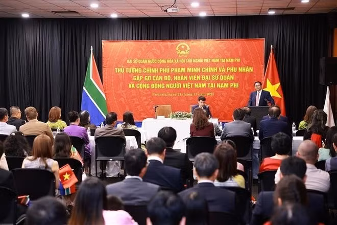 El primer ministro Pham Minh Chinh interviene en una reunión con funcionarios y personal de la Embajada de Vietnam y miembros de la comunidad vietnamita en Sudáfrica la tarde del 21 de noviembre (hora local), en el marco de su visita al país para la Cumbre del G20 y actividades bilaterales. (Foto: VNA)