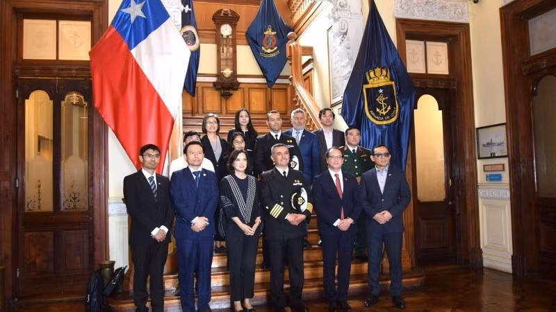 Los embajadores de los países de la Asean en su visita al Servicio Hidrográfico y Oceanográfico de Chile. (Foto: Embajada de Vietnam en Chile)