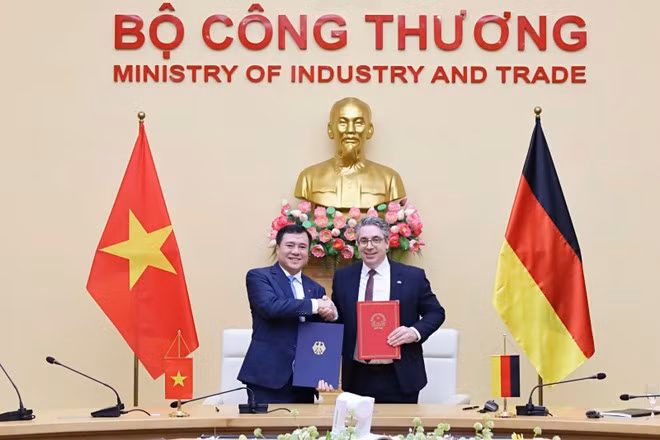 El viceministro de Industria y Comercio de Vietnam, Nguyen Sinh Nhat Tan, y el secretario de Estado Parlamentario del Ministro Federal de Economía y Energía, Stefan Rouenhoff. (Foto: VNA)