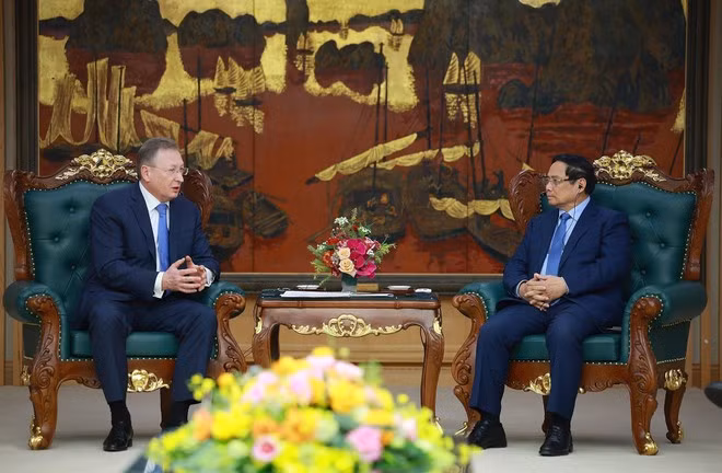El primer ministro vietnamita, Pham Minh Chinh, recibe al director general de la empresa petrolera Zarubezhneft de la Federación de Rusia, Sergei Kudryashov. (Foto: VNA)