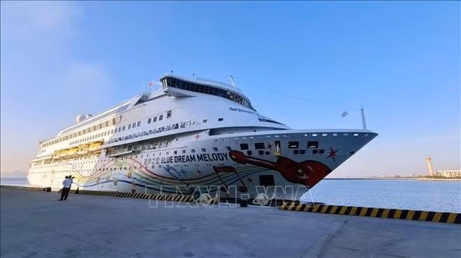 El Blue Dream Melody, un lujoso crucero procedente de China. (Foto: VNA)