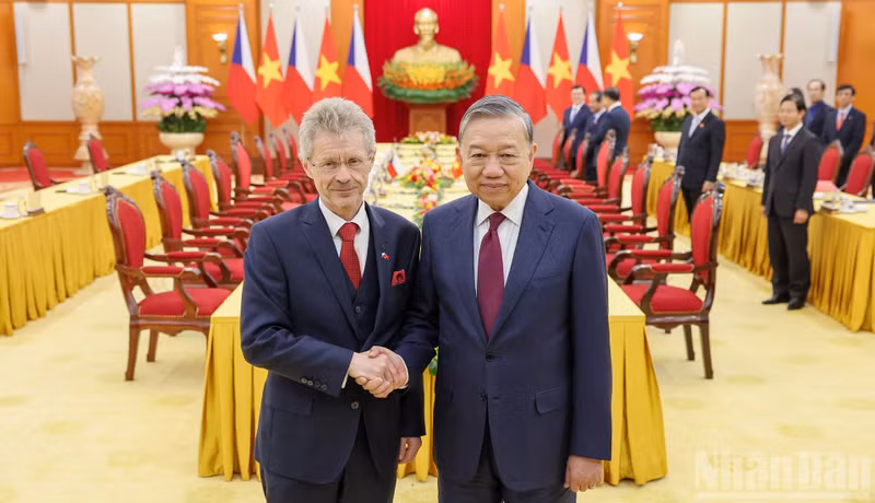 El secretario general del Partido Comunista de Vietnam, To Lam (derecha), y el presidente del Senado de la República Checa, Milos Vystrcil. (Foto: Nhan Dan)
