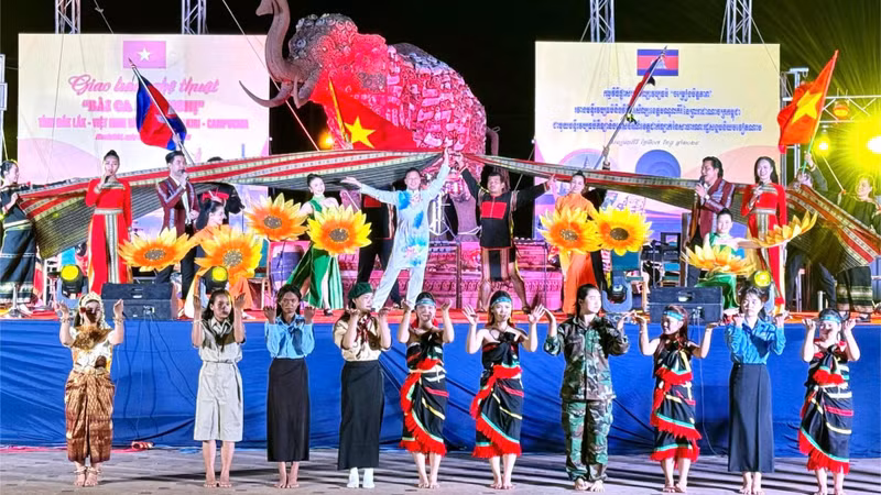 El programa se enmarca en las actividades conmemorativas por el 58º aniversario de las relaciones diplomáticas entre Vietnam y Camboya.