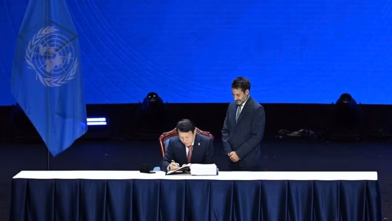 El ministro de Seguridad Pública de Vietnam, Luong Tam Quang, firma la Convención de las Naciones Unidas contra la Ciberdelincuencia. (Foto: Thuy Nguyen)