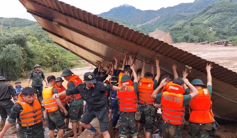 Las fuerzas del Ejército buscan a las víctimas desaparecidas por un deslizamiento de tierra en la aldea Nu, comuna de Phuc Khanh, distrito de Bao Yen (Lao Cai). (Foto: VNA)