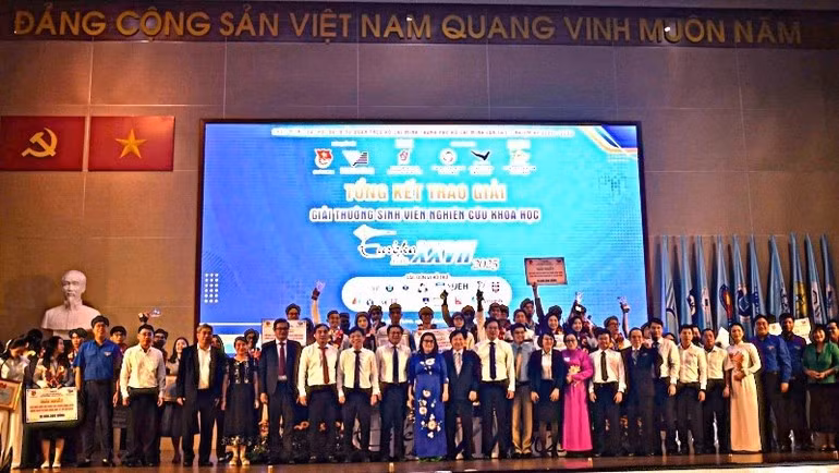 Los ganadores del primer premio y el comité organizador se toman una foto de recuerdo. 