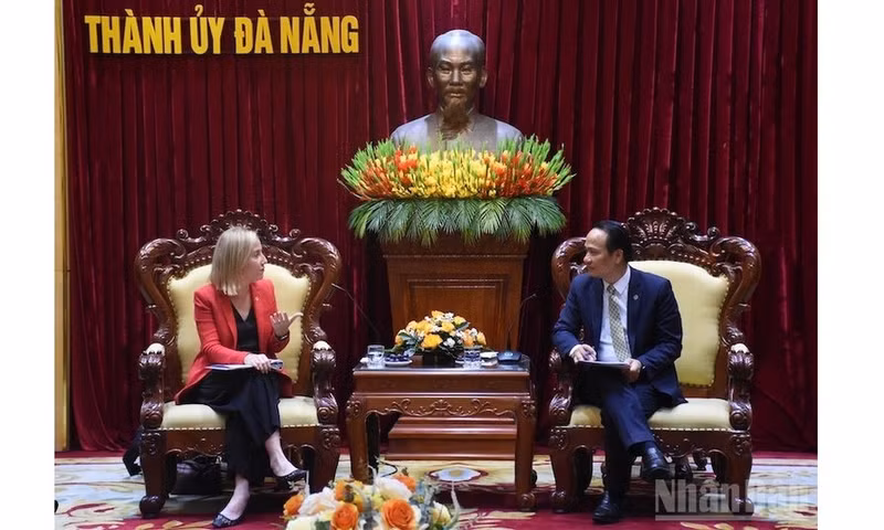 Nguyen Dinh Vinh, miembro ejecutivo del Comité del Partido Comunista de Vietnam en Da Nang, recibe a Melissa A. Brown, nueva cónsul general de Estados Unidos en Ciudad Ho Chi Minh.