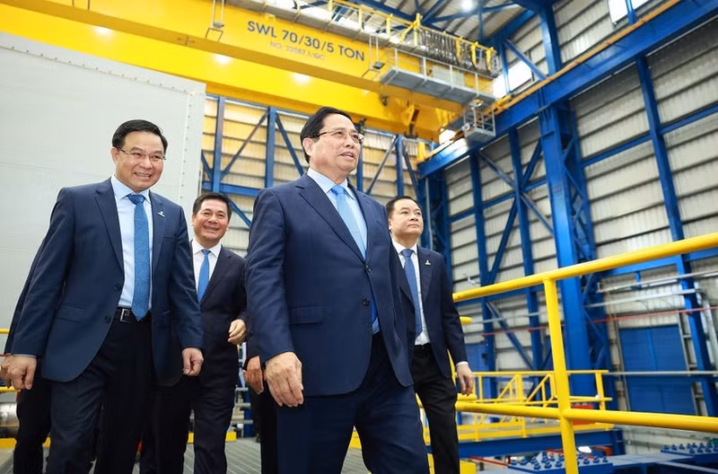 El primer ministro Pham Minh Chinh visita el sistema operativo de las centrales de GNL Nhon Trach 3 y 4. (Foto: VNA)