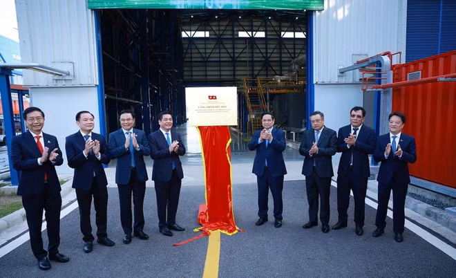 El primer ministro Pham MInh Chinh y delegados en el evento. (Foto: VNA)