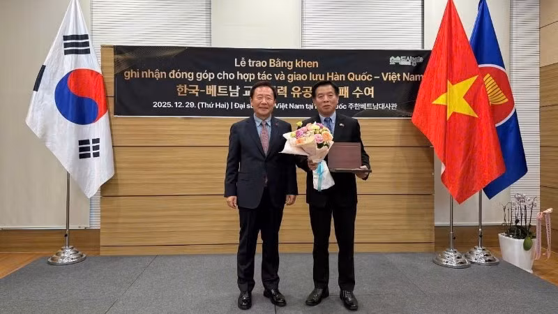 El jefe del distrito de Bonghwa, Park Hyeon Guk, otorga una medalla conmemorativa al embajador de Vietnam en Corea del Sur, Vu Ho. 