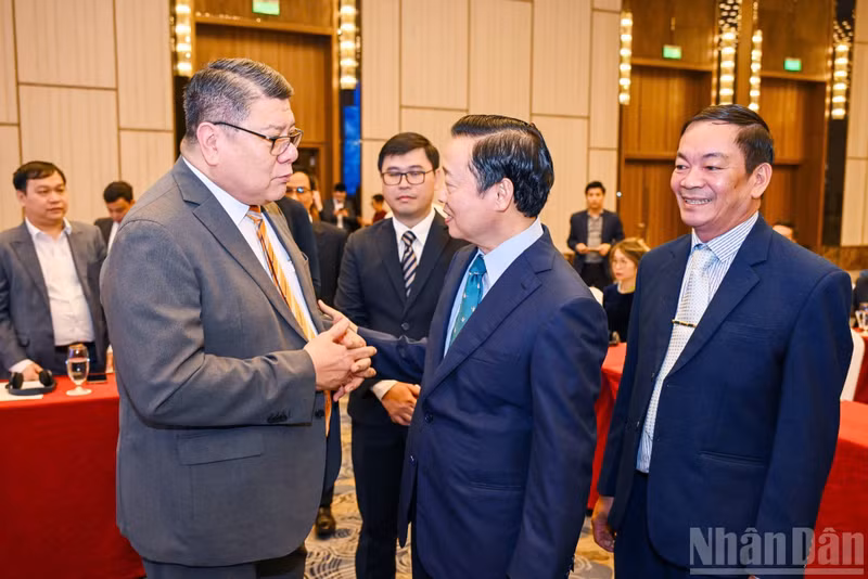 El viceprimer ministro Tran Hong Ha asiste al foro junto con los delegados.