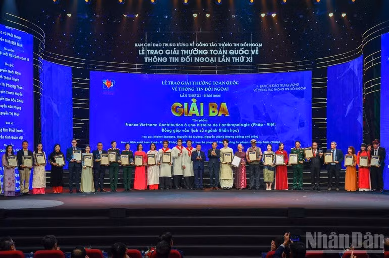 Los autores y colectivos de autores galardonados con el tercer premio.