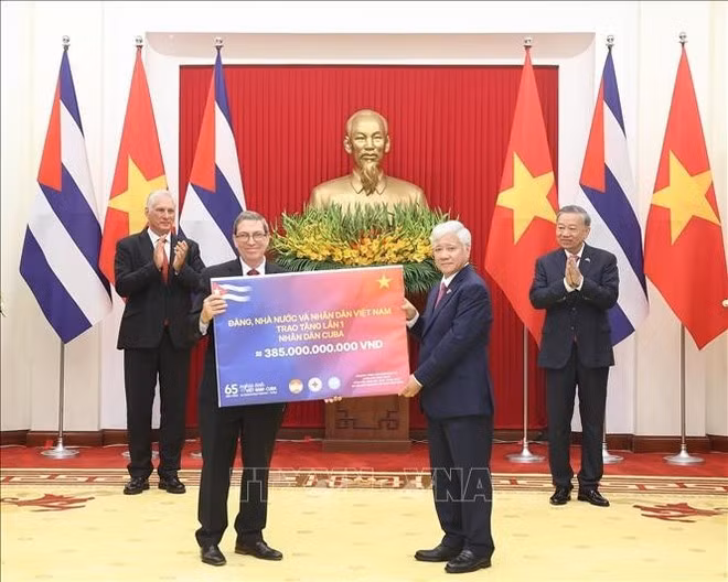 El secretario general del Partido Comunista de Vietnam, To Lam, y el primer secretario del Partido Comunista y presidente de Cuba, Miguel Díaz-Canel Bermúdez, presencian la primera ceremonia de entrega del pimer lote de apoyo al pueblo cubano. (Foto: VNA)