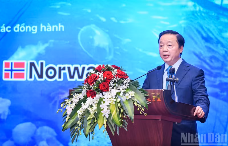 El viceprimer ministro Tran Hong Ha pronuncia un discurso en el foro.