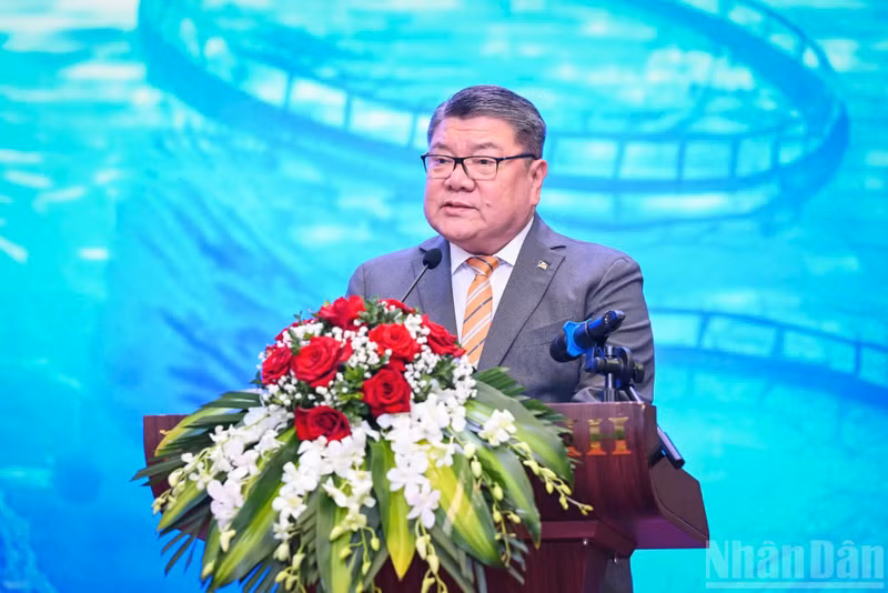 El doctor Nico Barito, enviado especial del presidente de la República de Seychelles ante la Asean, presenta una ponencia sobre el capital natural y los créditos de carbono verde.