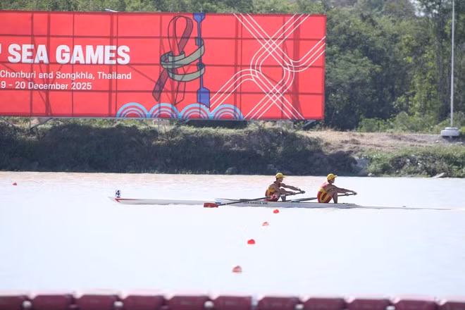Hoang Van Dat y Nguyen Phu aportan una medalla dorada a la delegación nacional en la modalidad de doble scull ligero masculino. (Foto: VNA)