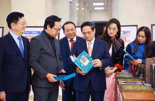 El primer ministro de Vietnam, Pham Minh Chinh, visita la exposición de productos del sector de Cultura, Deporte y Turismo. (Foto: VNA)