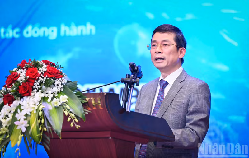 Nguyen Duy Hung, subjefe de la Comisión de Políticas y Estrategias del Comité Central del PCV, presenta el informe introductorio en la sesión inaugural.