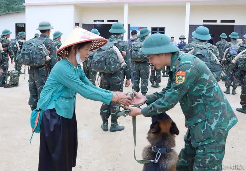 Emotivo momento de despedida de los jóvenes soldados de la División 316 tras medio mes participando en la búsqueda de víctimas desaparecidas a causa del tifón en la aldea Nu, distrito de Bao Yen, provincia de Lao Cai (09/2024). (Foto: VNA)