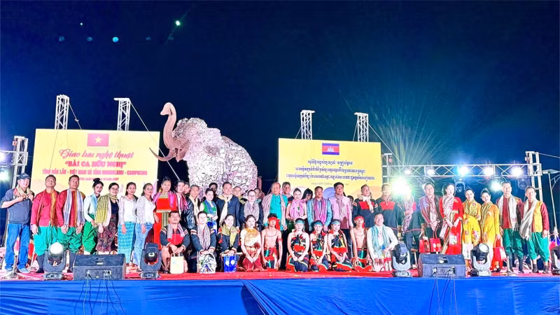 Autoridades de la provincia de Mondulkiri, junto con los cantantes y artistas de Dak Lak y Mondulkiri en el programa.