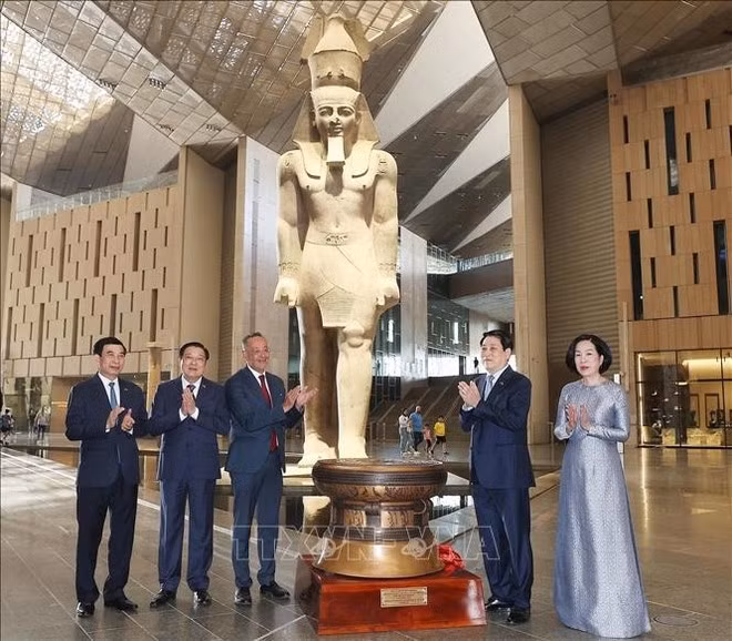 El presidente Luong Cuong (segundo a la derecha) presenta al Gran Museo Egipcio una réplica del tambor de bronce Ngoc Lu. (Foto: VNA)