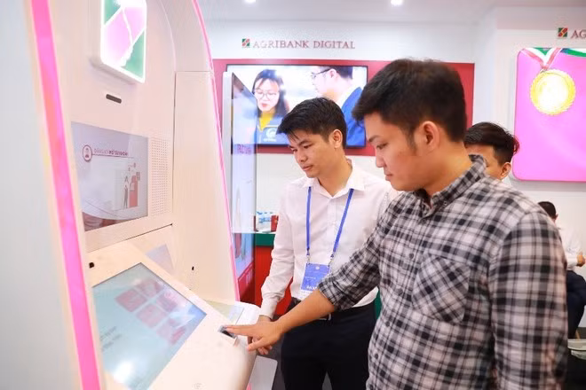 Los clientes experimentan los servicios Agribank Digital. (Foto: VNA)
