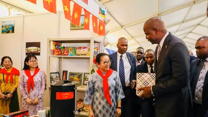 El presidente de Mozambique, Daniel Chapo, visita el stand de Vietnam y muestra interés por los productos y servicios exhibidos. (Foto: Embajada de Vietnam en Mozambique)