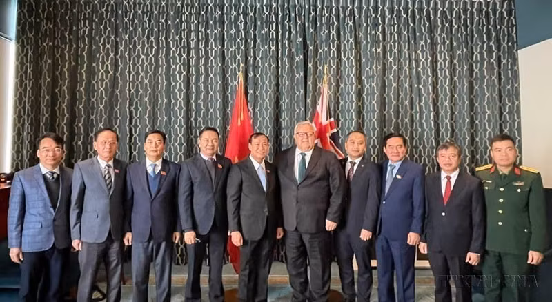 El presidente de la Cámara de Representantes de Nueva Zelanda, Gerry Brownlee (quinto desde la derecha), recibe a una delegación de la Comisión de Defensa, Seguridad y Relaciones Exteriores de la Asamblea Nacional de Vietnam en visita de trabajo al país oceánico, del 21 al 23 de agosto de 2025. (Foto: VNA)