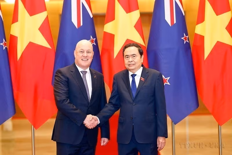 El presidente de la Asamblea Nacional, Tran Thanh Man, se reúne con el primer ministro neozelandés, Christopher Luxon, con motivo de su visita oficial a Vietnam y participación en el II Foro del Futuro de la Asean (Hanói, 27 de febrero de 2025). (Foto: VNA)