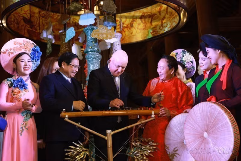 El primer ministro de Vietnam, Pham Minh Chinh, y su homólogo neozelandés, Christopher Luxon, visitan la reliquia nacional especial Van Mieu-Quoc Tu Giam (conocido como el Templo de la Literatura) y experimentan con instrumentos musicales tradicionales locales (Hanói, 27 de febrero de 2025). (Foto: VNA)